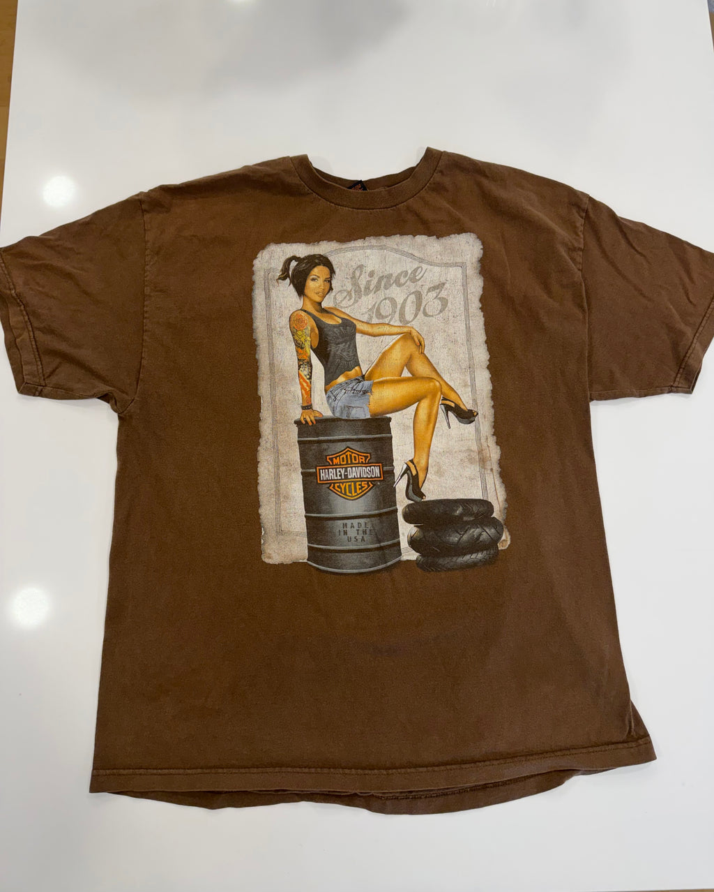 Brown pin-up girl tee