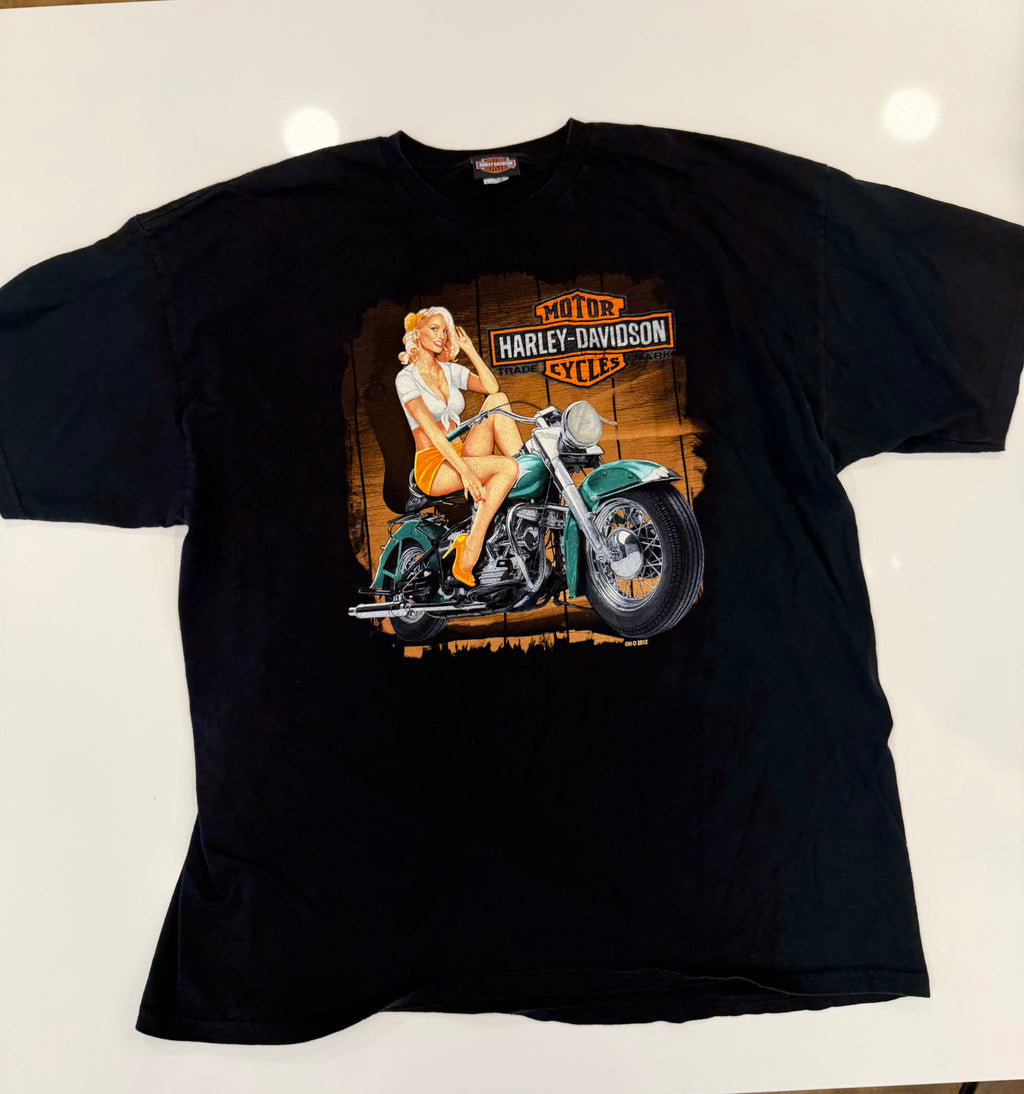 Blonde pin-up tee
