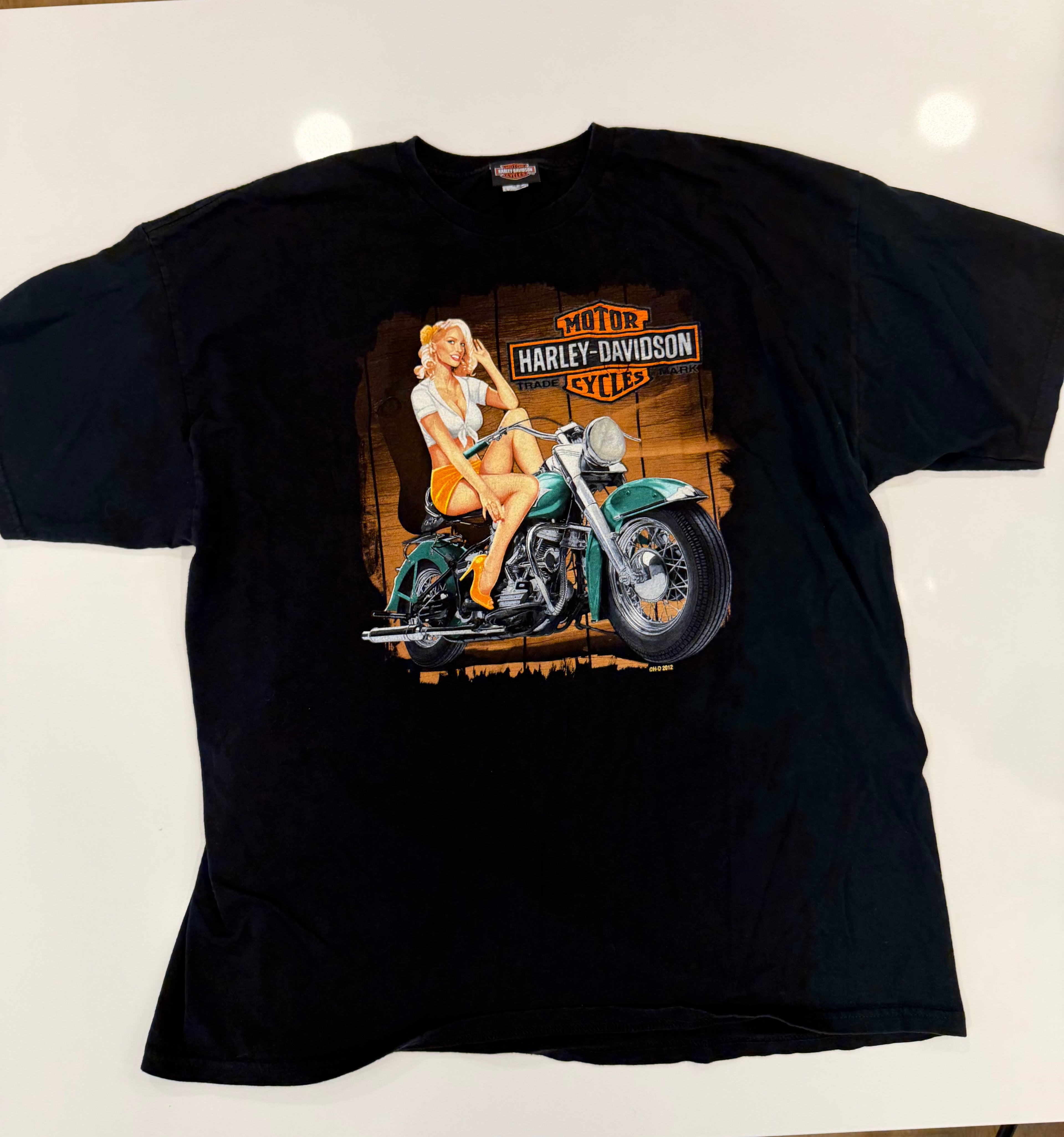 Blonde pin-up tee
