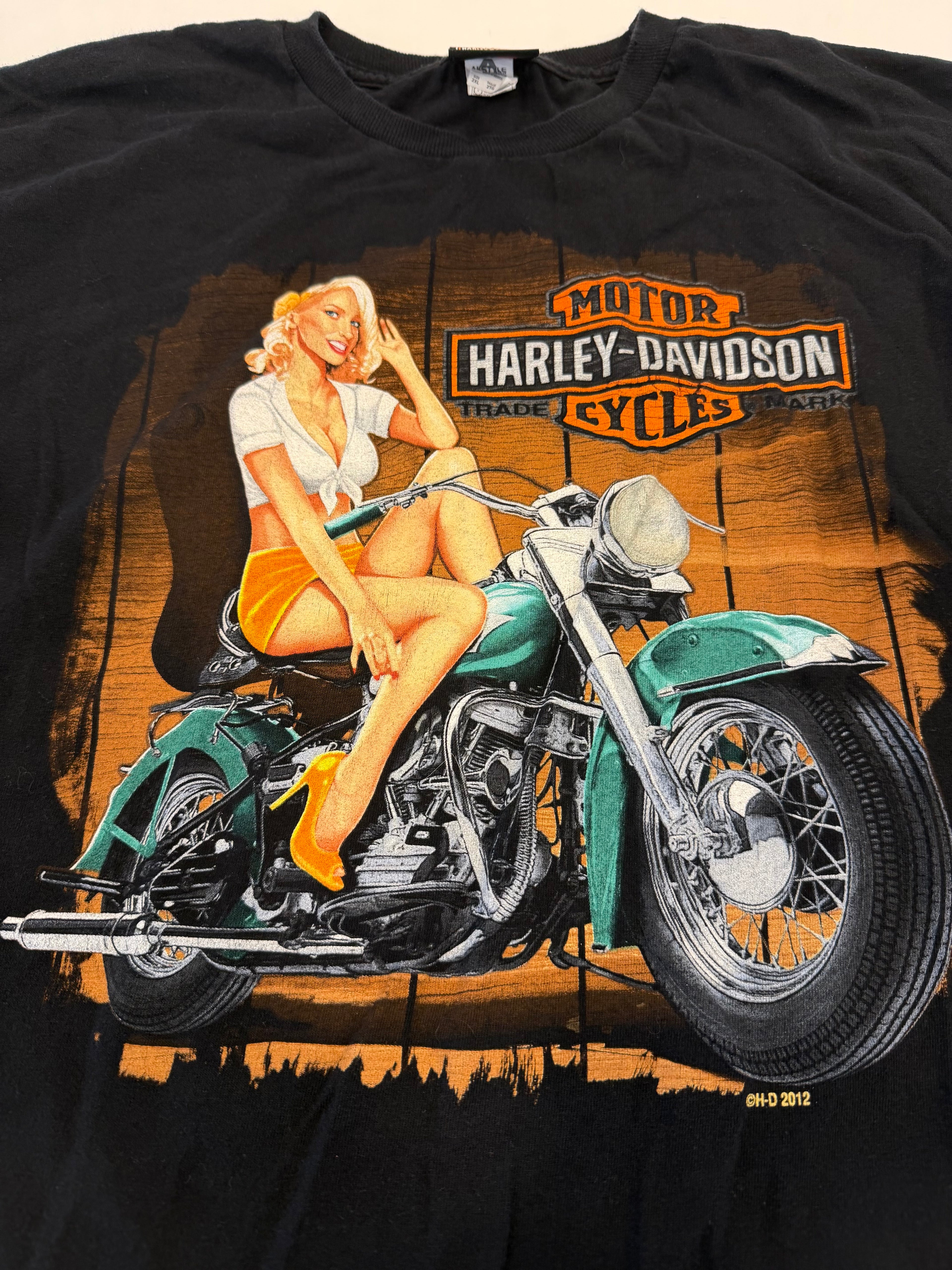Blonde pin-up tee
